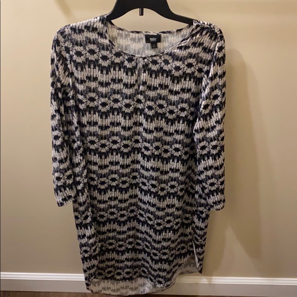 Long sleeved high-low Lon sleeved patterned dress